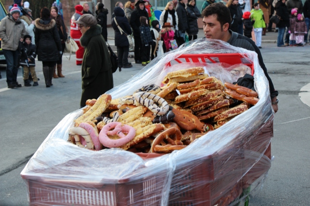 Before the parade rolled through, these wagons of pretzels came up the parade route. Very festive!