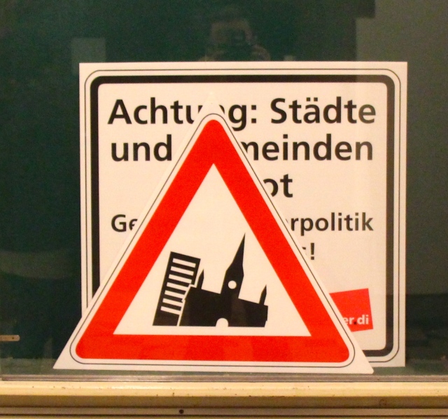 Let me know if you know what this sign means. Are they looking for a leaning tower of Saarbrücken tourism?